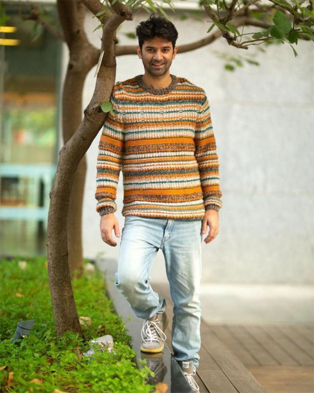 Barun Sobti enjoys the Mumbai winters, poses with adorably in a multi-coloured sweatshirt