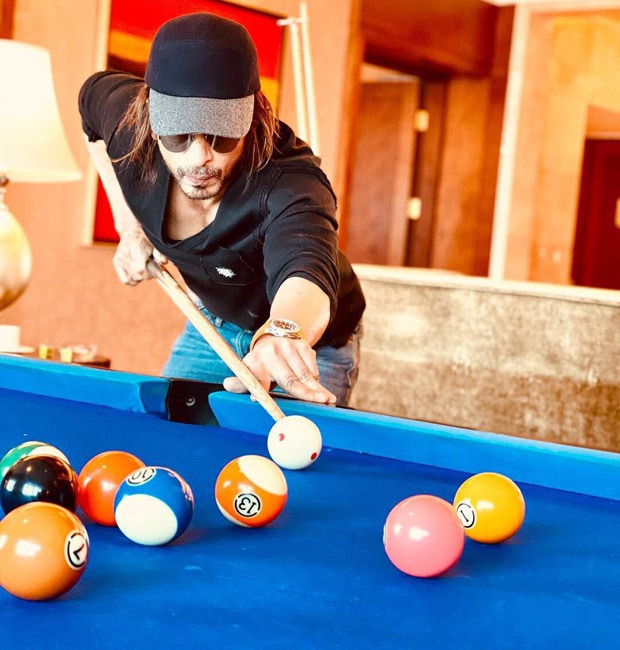 Shah Rukh Khan gives a glimpse of his Pathan look for the first time while playing a game of pool