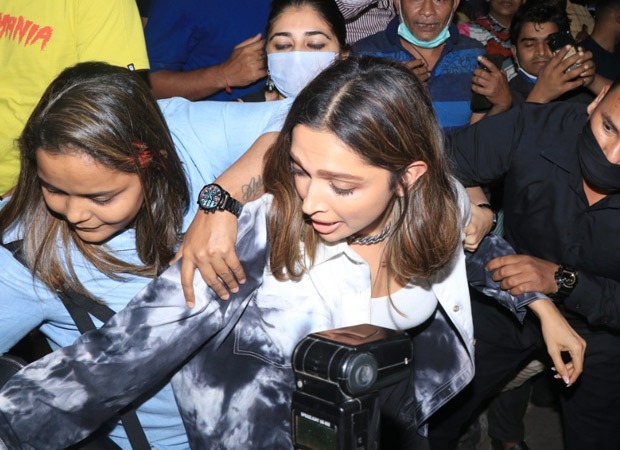 A woman pulls Deepika Padukone’s purse leaving her mobbed